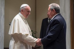 Raul Castro con papa Bergoglio (LaPresse)