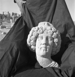 Latif al-Ani, Stolen head that was not retrieved, Hatra  1960 c (Courtesy of the Artist and the Arab Image Foundation)