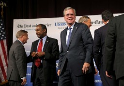 Jeb Bush con Ben Carson e altri candidati ieri nel New Hampshire