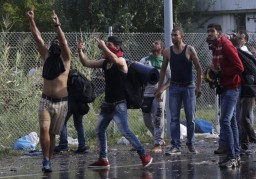 17inchiesta picc ungheria confine serbia muro profughi immigrati migranti  scontri gf1
