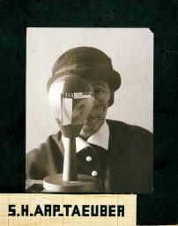 Dadaglobe_Sophie Taeuber-Arp, Autoritratto con testa Dada, 1920