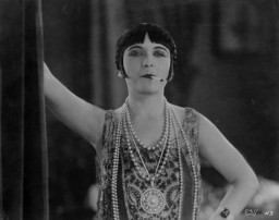 1VISSINfotopiccolaPola_Negri_in_St_Clair_Woman_of_the_world_1925_01