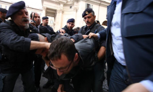 Renzi a piazza del Popolo, cinquanta fermati tra gli attivisti dei movimenti romani