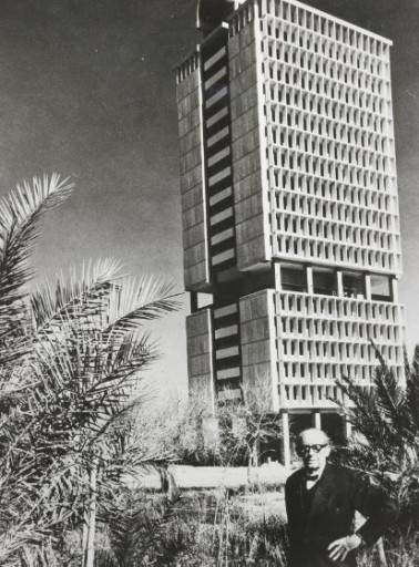 Walter Gropius davanti alla Torre degli uffici della Città Universitaria a Baghdad (1967)