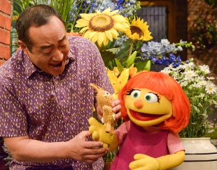 Arriva Julie, la prima Muppet autistica