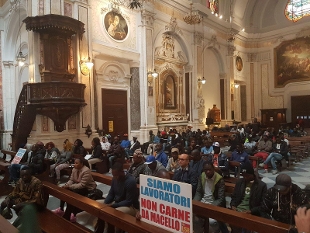 «Diritto a una vita dignitosa». 200 braccianti occupano la cattedrale di Foggia