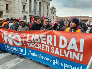 Operai multati per blocco stradale, Prato in piazza contro i “decreti Salvini”