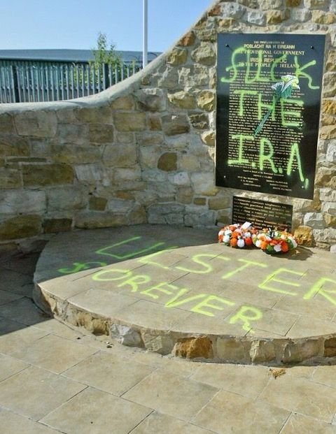 Belfast, vandali al cimitero cattolico. Chi ostacola il processo di pace?