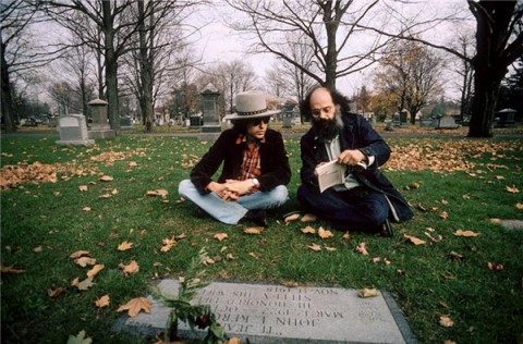 14 BOB DYLAN IBob-Dylan-and-Allen-Ginsberg-at-Jack-Kerouacs-Grave