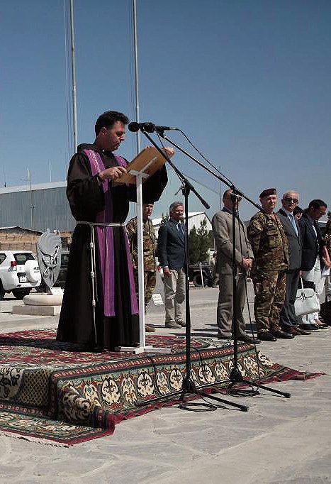 Un momento della preghiera del cappellano militare durante la visita del ministro della Difesa Roberta Pinotti al contingente italiano impegnato nella missione Isaf in Afghanistan, Herat, 5 agosto 2014. ANSA/UFFICIO STAMPA ESERCITO ++ NO SALES, EDITORIAL USE ONLY ++