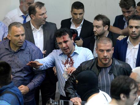 Parapiglia nazionalista nel parlamento macedone, 100 feriti