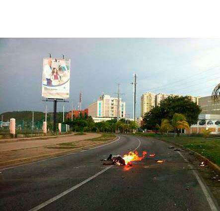 Due chavisti bruciati. Le destre: «Via Maduro, governo parallelo»