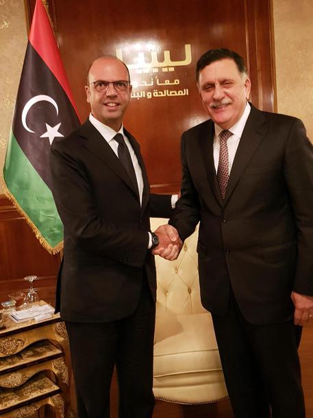 Alfano corre a Tripoli da Serraj, Haftar torna a Parigi da Macron